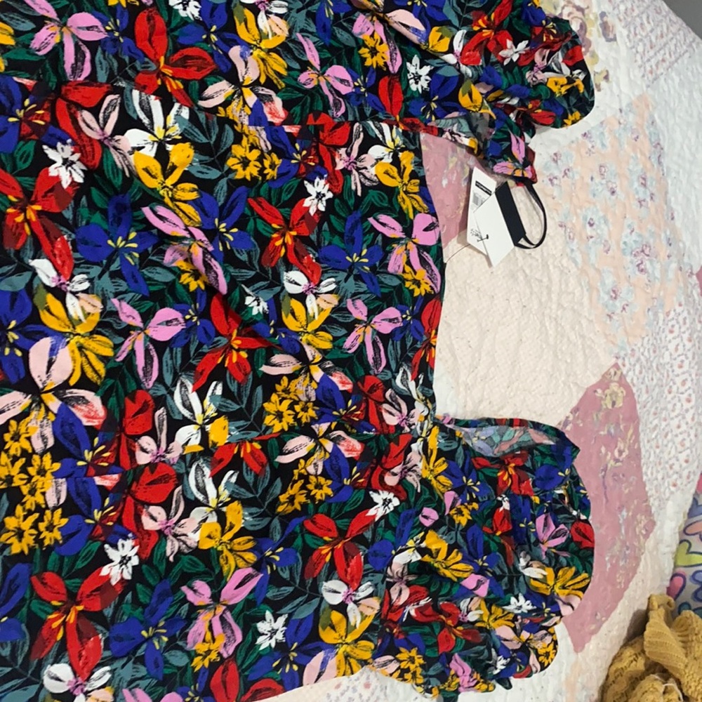 I am selling a elooquii crop top